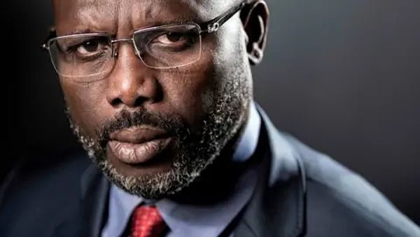 George Weah trong buổi chụp hình tại Paris